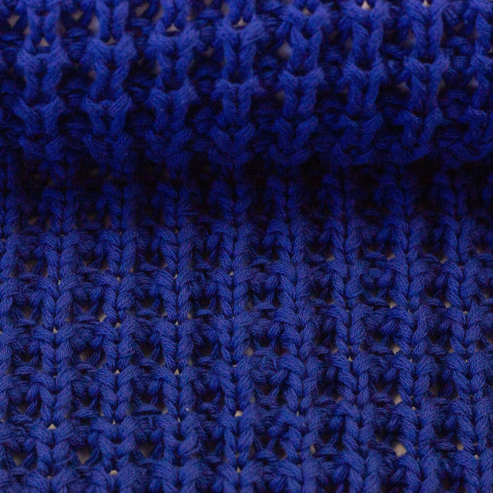 Image d'un tricot épais 100 % coton, bleu roi, 615 g/m² – disponible chez Šarlotes audumi