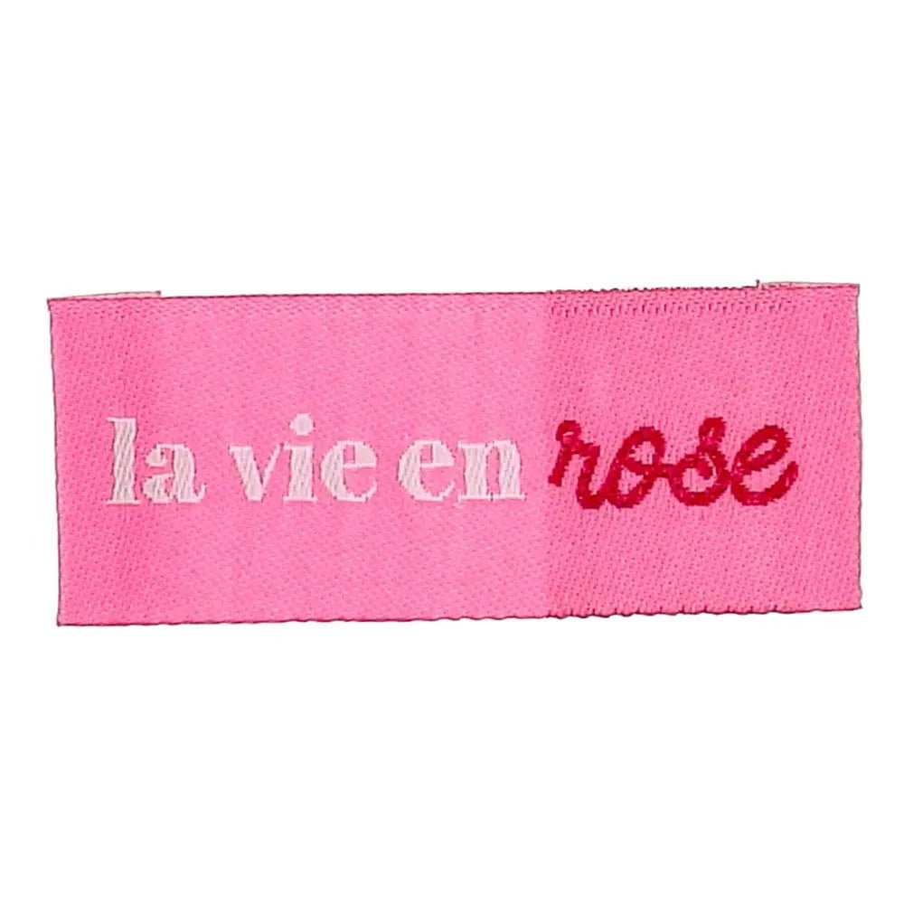 Image d'étiquettes à coudre pour vêtements Bohin « La vie en rose » – voir la vie en rose – 2 × 5 cm, lot de 4 – disponibles en ligne chez Šarlotes audumi
