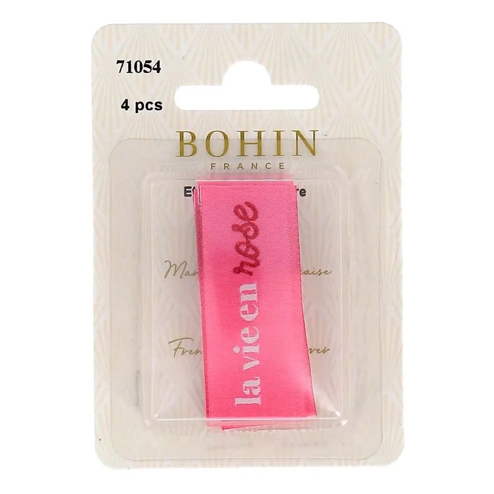 Image d'étiquettes à coudre pour vêtements Bohin « La vie en rose » – voir la vie en rose – 2 × 5 cm, lot de 4 – disponibles en ligne chez Šarlotes audumi