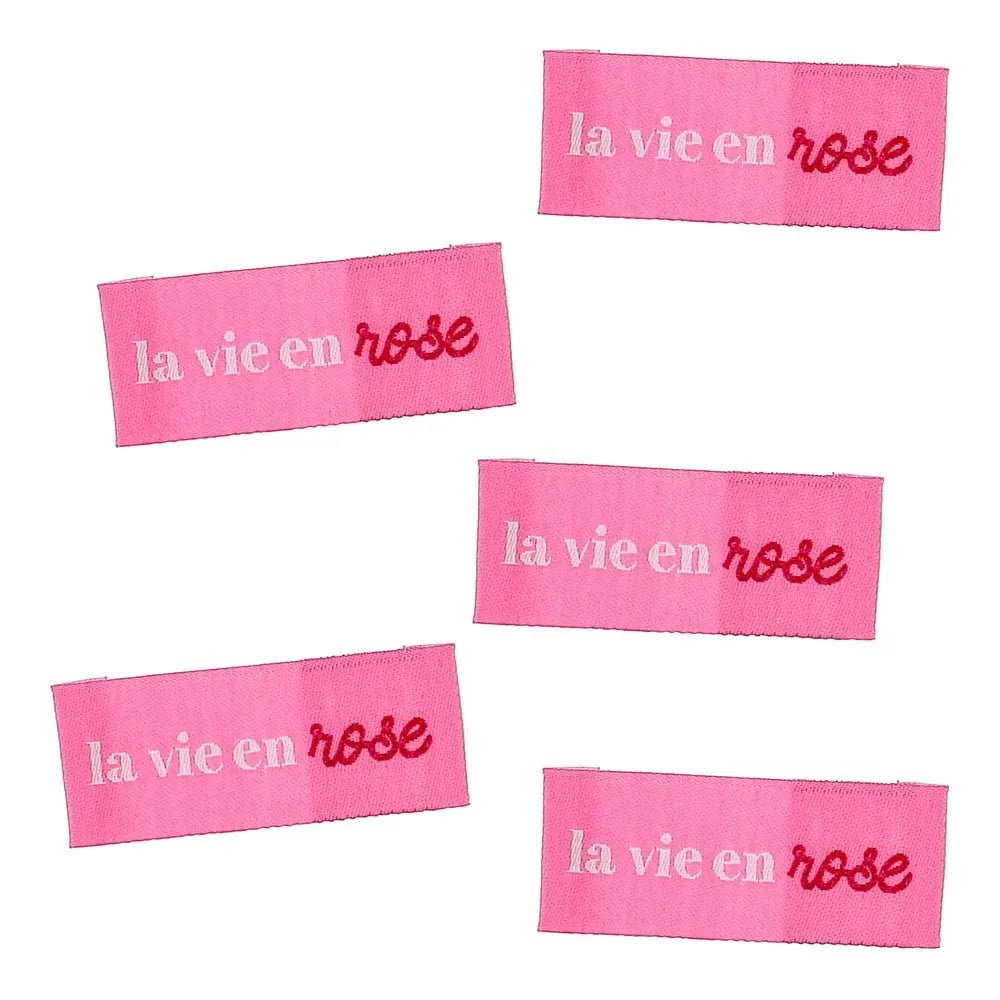 Image d'étiquettes à coudre pour vêtements Bohin « La vie en rose » – voir la vie en rose – 2 × 5 cm, lot de 4 – disponibles en ligne chez Šarlotes audumi