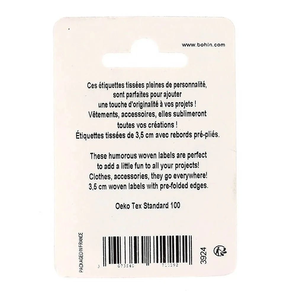 Image d’étiquettes de vêtement à coudre Bohin « Who Run The Word » – 35 × 35 mm, 4 pièces – disponibles en ligne chez Šarlotes audumi
