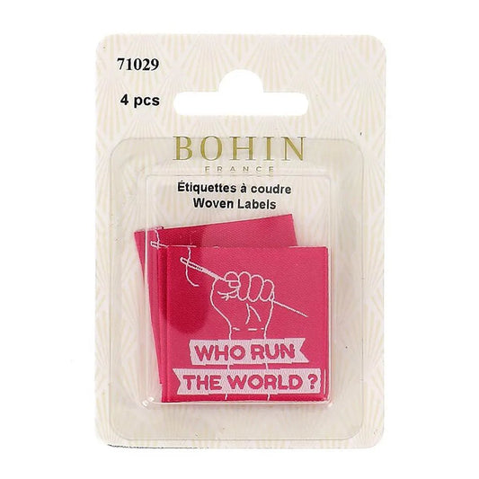 Image d’étiquettes de vêtement à coudre Bohin « Who Run The Word » – 35 × 35 mm, 4 pièces – disponibles en ligne chez Šarlotes audumi