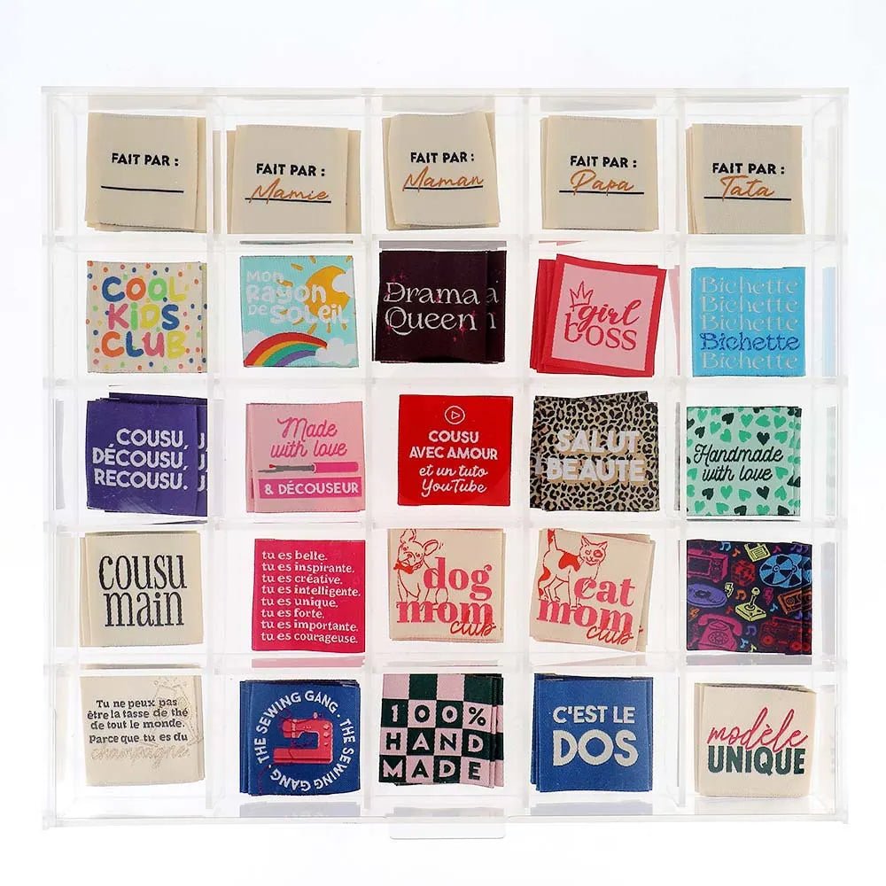 Image d’étiquettes de vêtement à coudre Bohin « Who Run The Word » – 35 × 35 mm, 4 pièces – disponibles en ligne chez Šarlotes audumi