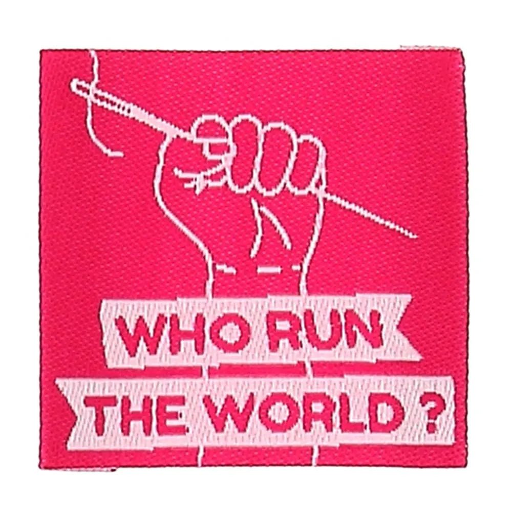 Image d’étiquettes de vêtement à coudre Bohin « Who Run The Word » – 35 × 35 mm, 4 pièces – disponibles en ligne chez Šarlotes audumi