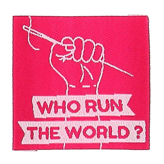 Image d’étiquettes de vêtement à coudre Bohin « Who Run The Word » – 35 × 35 mm, 4 pièces – disponibles en ligne chez Šarlotes audumi
