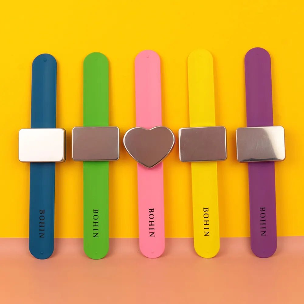 Image avec bracelet magnétique BOHIN pour aiguilles et épingles – rose – disponible en ligne chez Tissus Charlotte