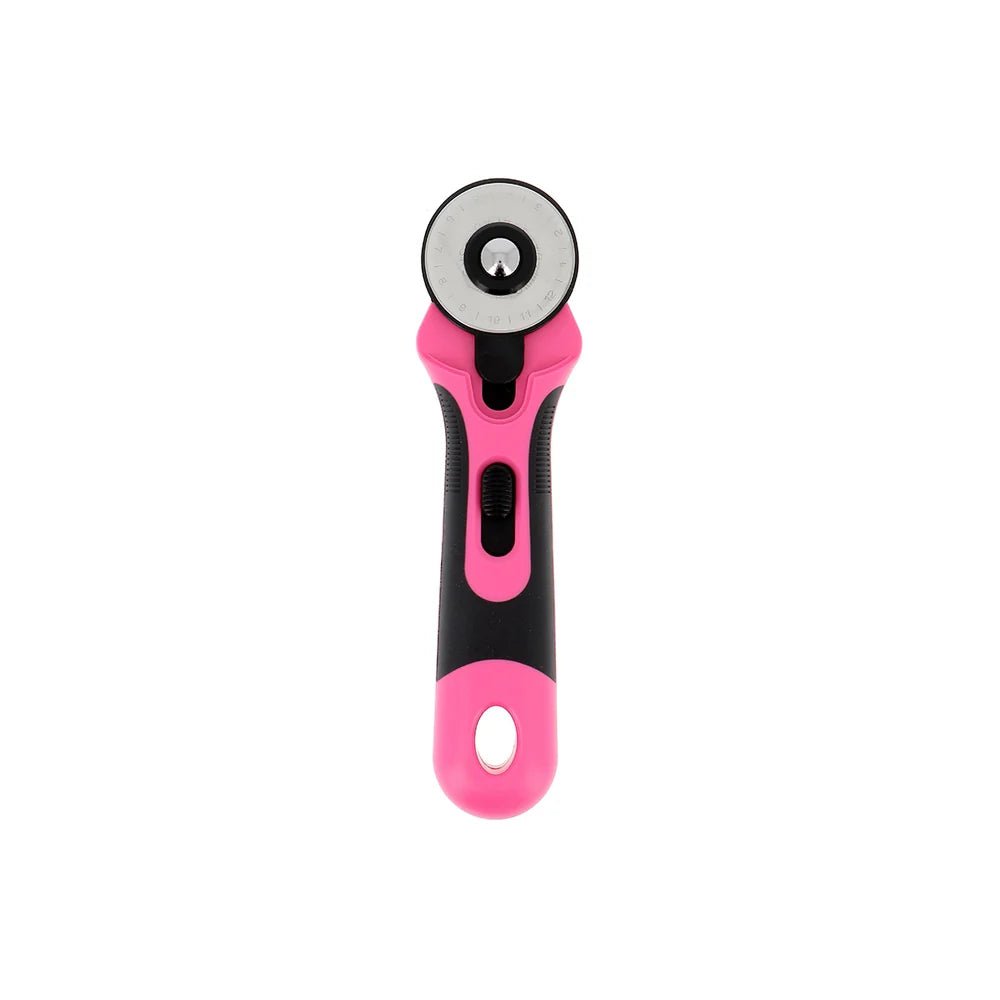 Bohin cutter rotatif pour tissu – 18 ou 45 mm – disponible en ligne chez Šarlotes audumi