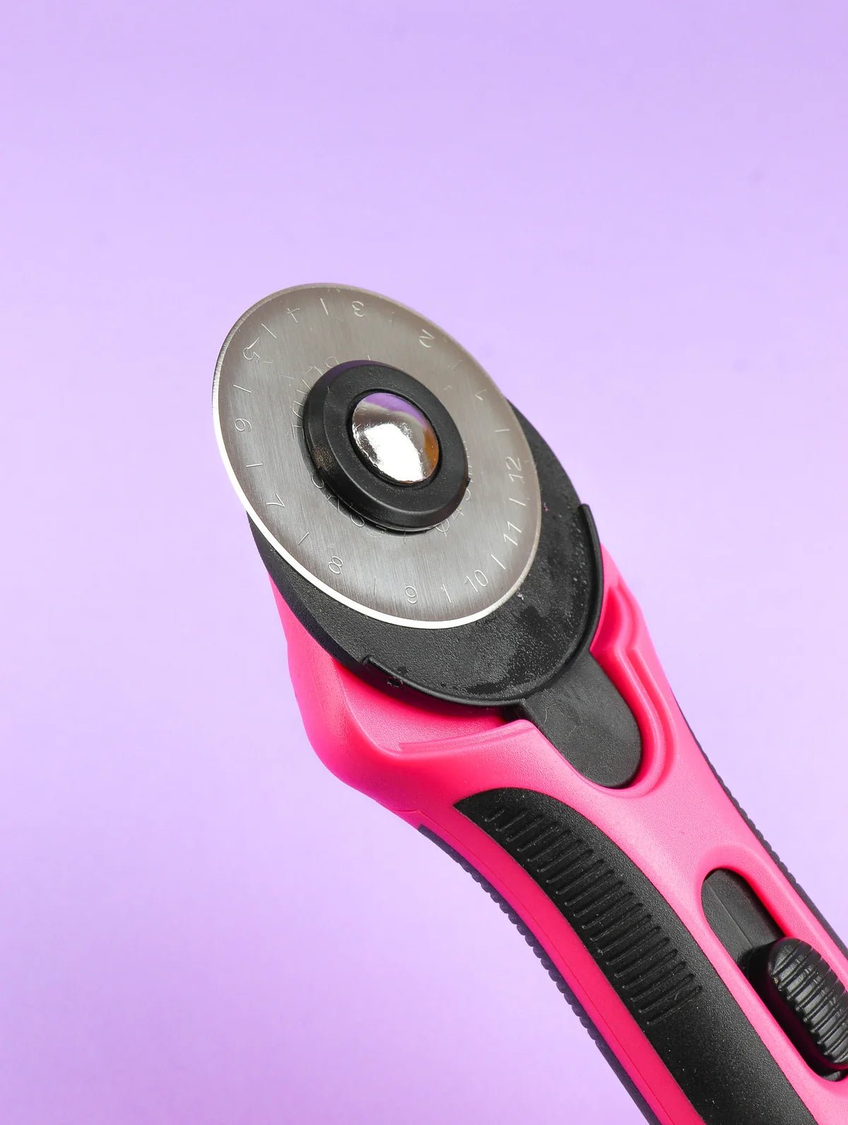 Bohin cutter rotatif pour tissu – 18 ou 45 mm – disponible en ligne chez Šarlotes audumi