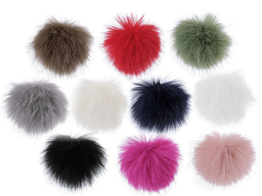 Image de pompons pour bonnets avec boucle Ø8 cm|de différentes teintes – disponible chez Šarlotes audumi
