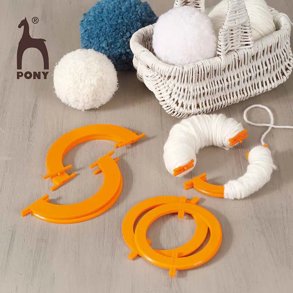 Image du fabricant de pompons Pony | de différentes tailles – disponible chez Šarlotes audumi