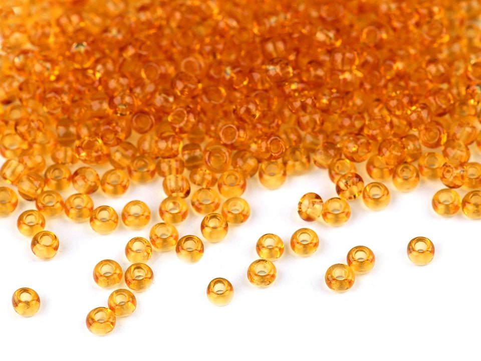 Image avec perles de verre tchèques Preciosa 4,5 mm 20 g | nuances variées – disponible chez Šarlotes audumi