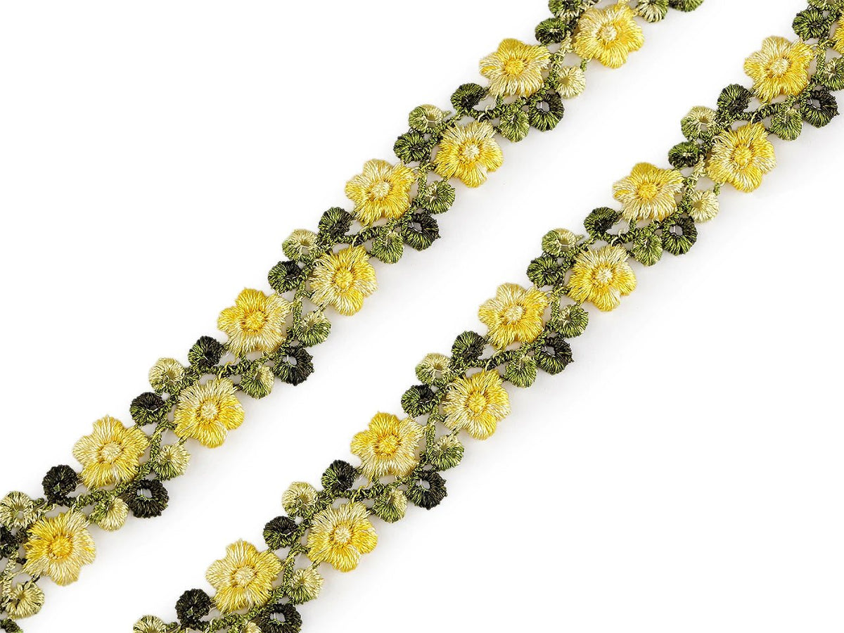 Image d’un ruban décoratif brodé avec des fleurs 3D – 20 mm – disponible en ligne chez Šarlotes audumi