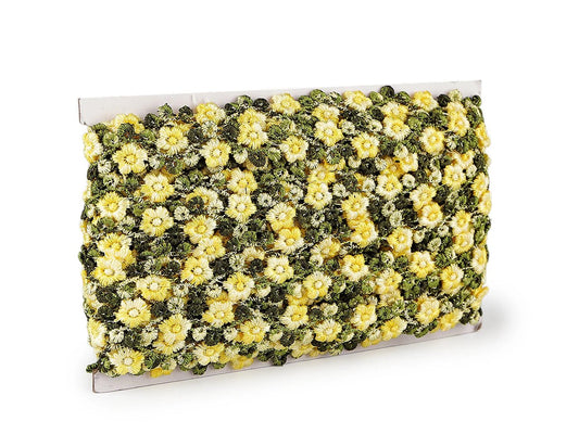 Image d’un ruban décoratif brodé avec des fleurs 3D – 20 mm – disponible en ligne chez Šarlotes audumi