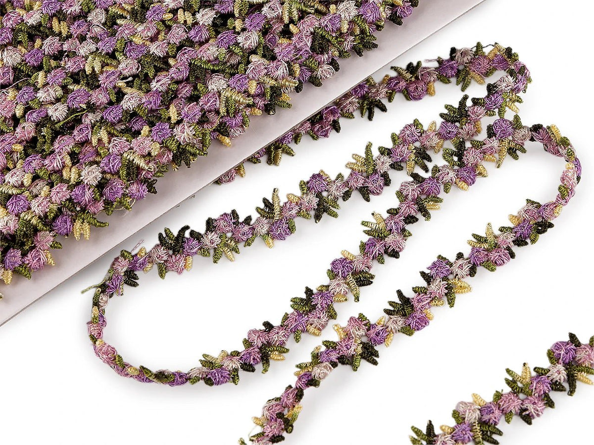 Image du ruban décoratif à fleurs 3D – violet clair, 15 mm – disponible en ligne chez Šarlotes audumi