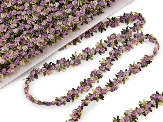 Image du ruban décoratif à fleurs 3D – violet clair, 15 mm – disponible en ligne chez Šarlotes audumi