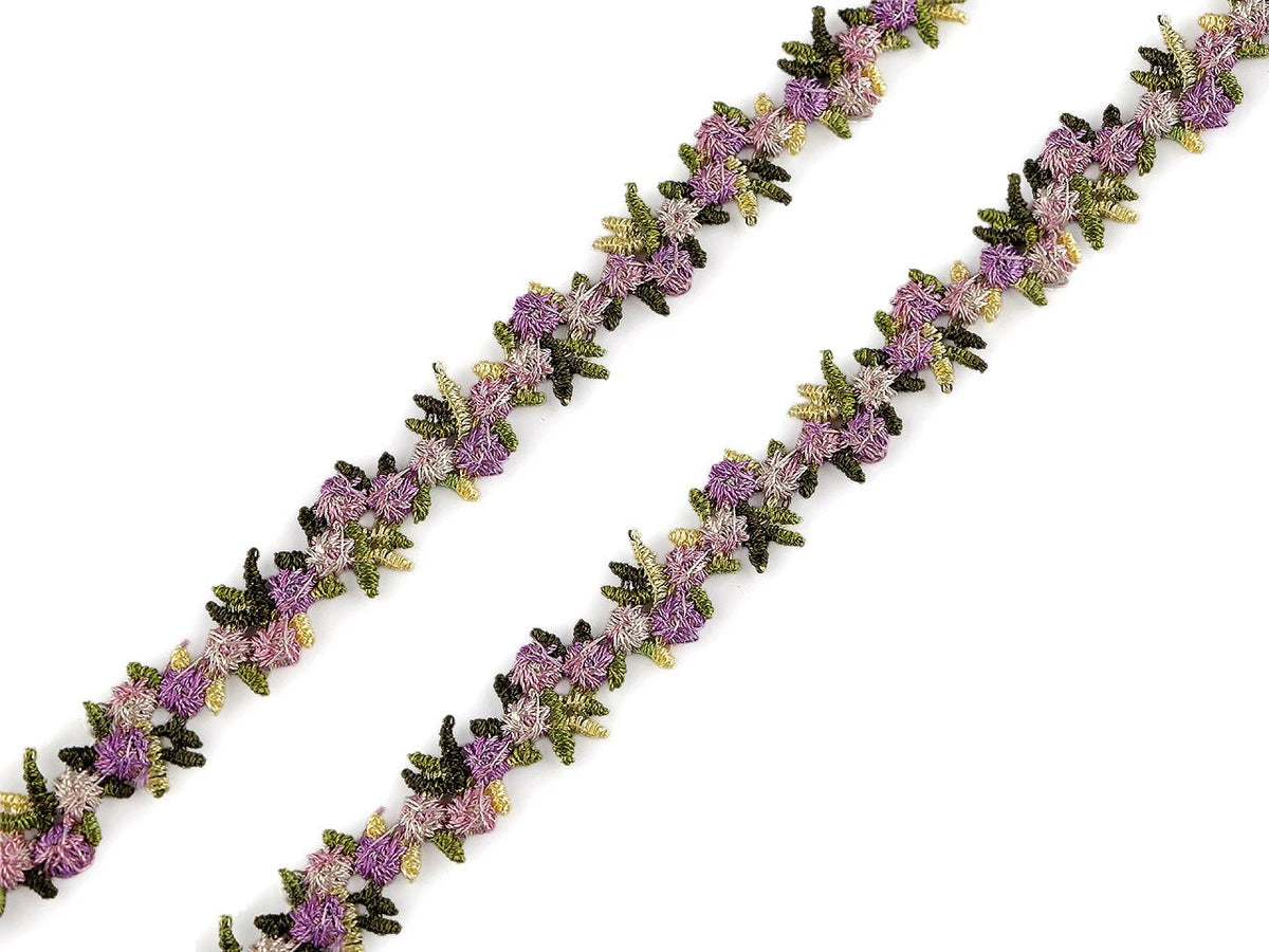 Image du ruban décoratif à fleurs 3D – violet clair, 15 mm – disponible en ligne chez Šarlotes audumi