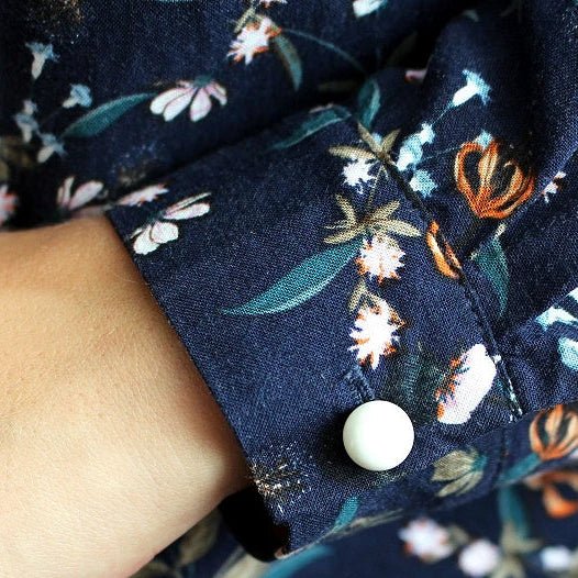 Image avec broche/bouton décoratif en perles | Ø10 mm – disponible chez Šarlotes audumi