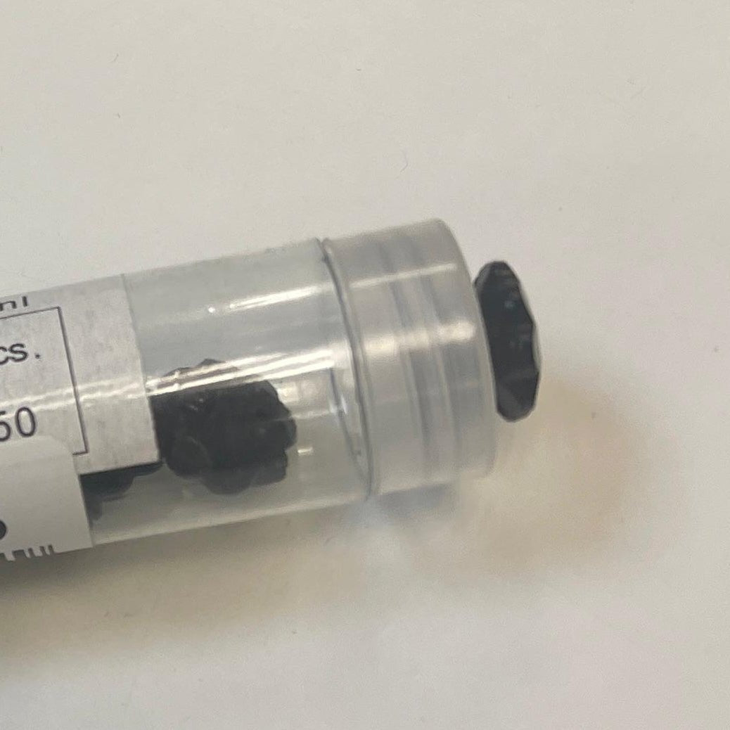 Bild einer dekorativen 19 mm schwarzen Blüte – online erhältlich bei Šarlotes audumi