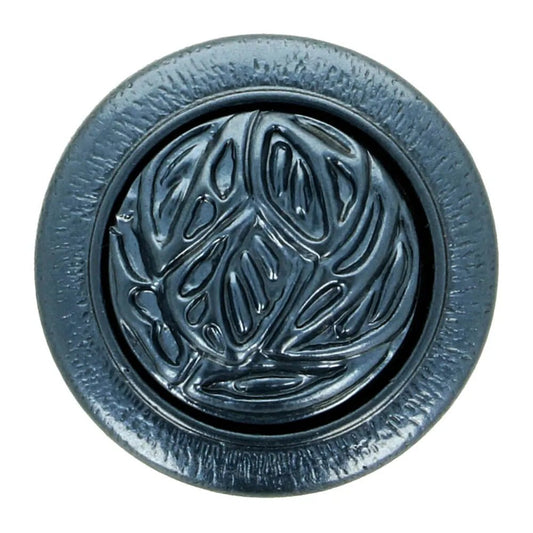 Image d’un bouton décoratif avec cœur, bleu-gris, disponible en ligne chez Šarlotes audumi