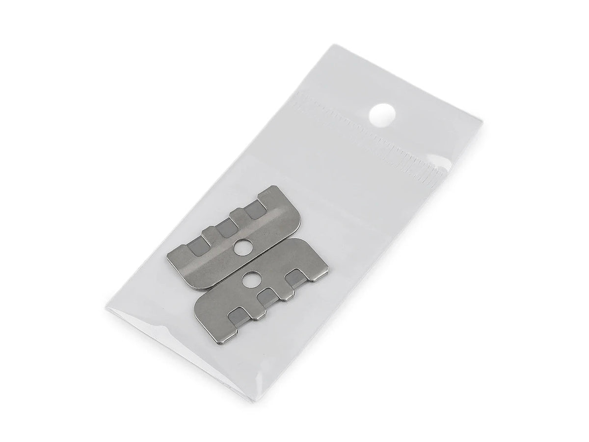 Image d’un coupe-fil pour machine à coudre industrielle – 12 × 28 mm – disponible en ligne chez Šarlotes audumi