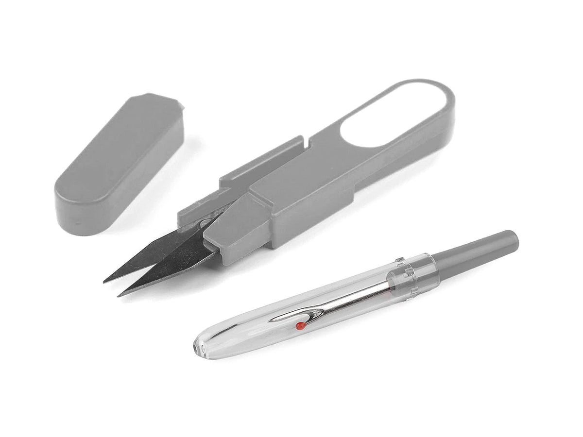 Image d’un coupe-fil et d’un découd-vite – kit d’outils de couture – disponible en ligne chez Šarlotes audumi