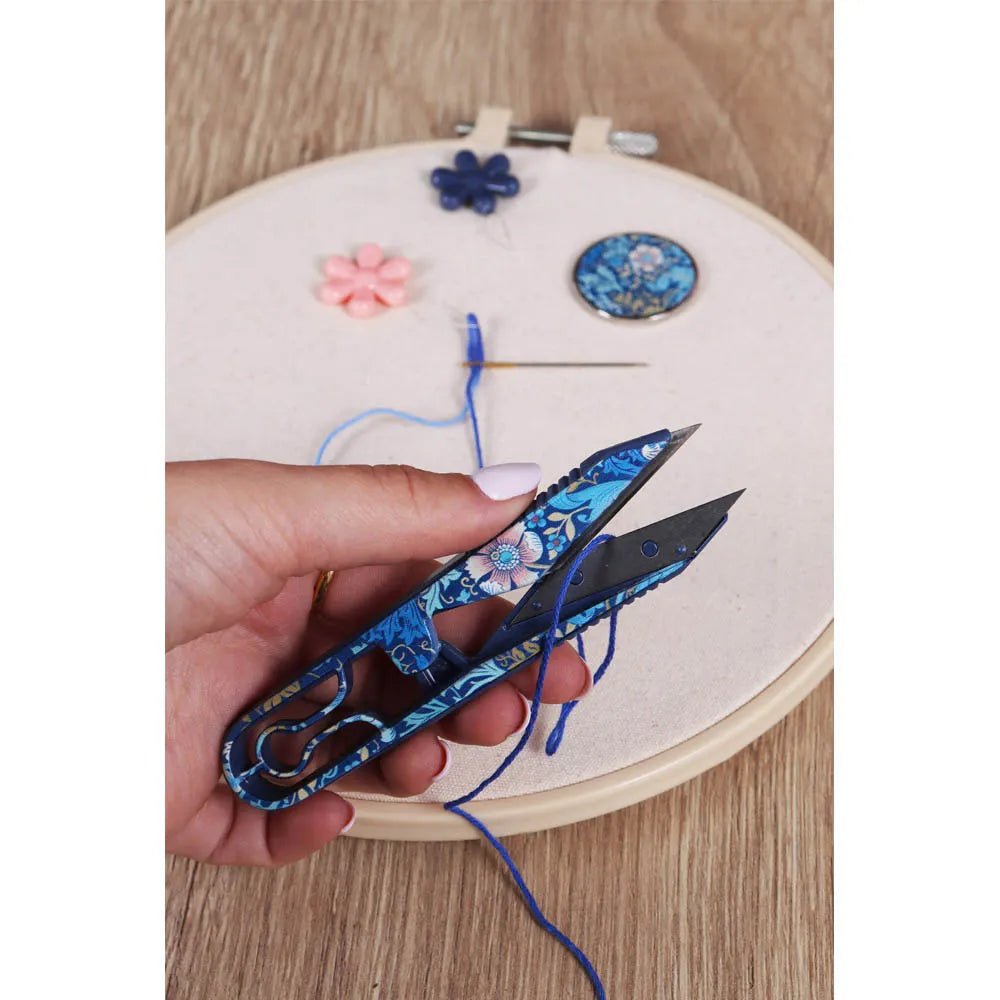 Image de ciseaux à fil à motif floral, bleus, 10 cm Hobby Gift – disponible chez Šarlotes audumi