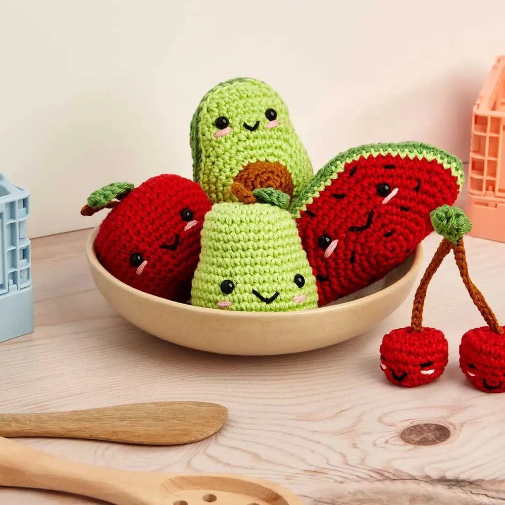 Image du kit Amigurumi DMC « Fruit » – collection de fruits – disponible chez Šarlotes audumi