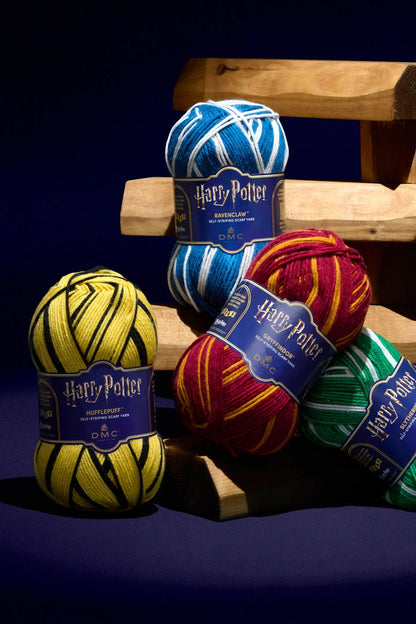Fil DMC Harry Potter Magic 300 g / 410 m, à rayures automatiques aux couleurs des maisons de Poudlard, disponible en ligne chez Šarlotes audumi