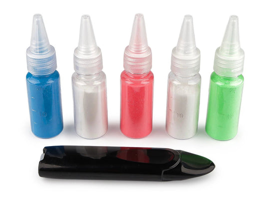 Image d’un kit de craie de tailleur avec applicateur – 5 couleurs – disponible en ligne chez Šarlotes audumi