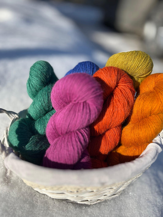 Attēls ar Dzijas Pāces vilnas fabrika 100% Merino - 100 g / 470 m – pieejams Šarlotes audumi