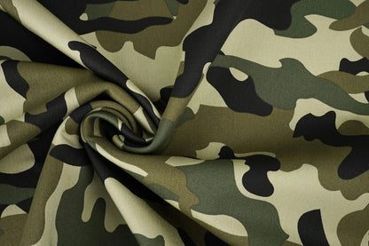 Image de tissu denim à motif camouflage – Army Green 275 g/m² – disponible chez Tissus Charlotte