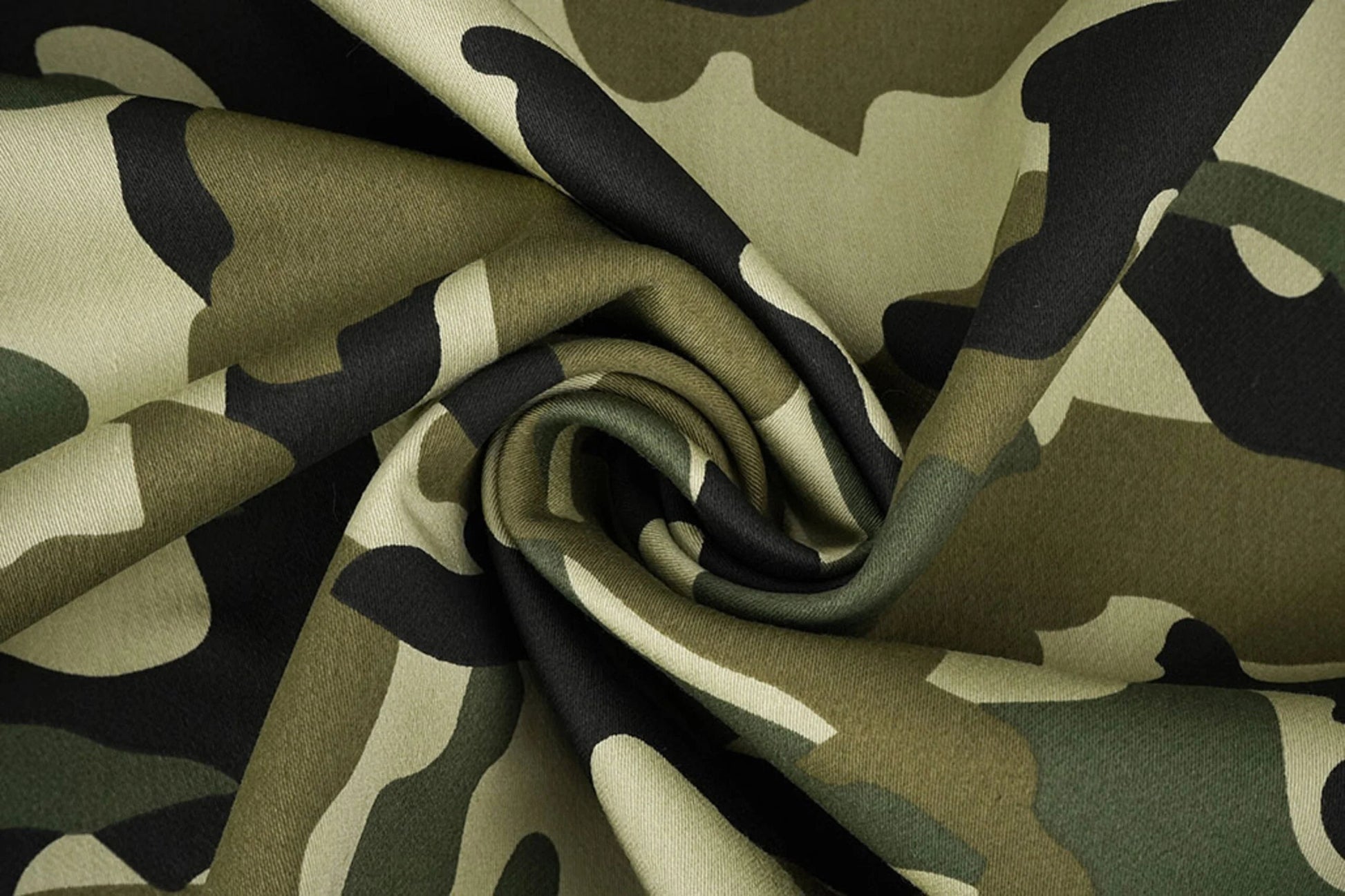 Image de tissu en jean à motif camouflage – Army Green 275 g/m² – disponible chez Šarlotes audumi