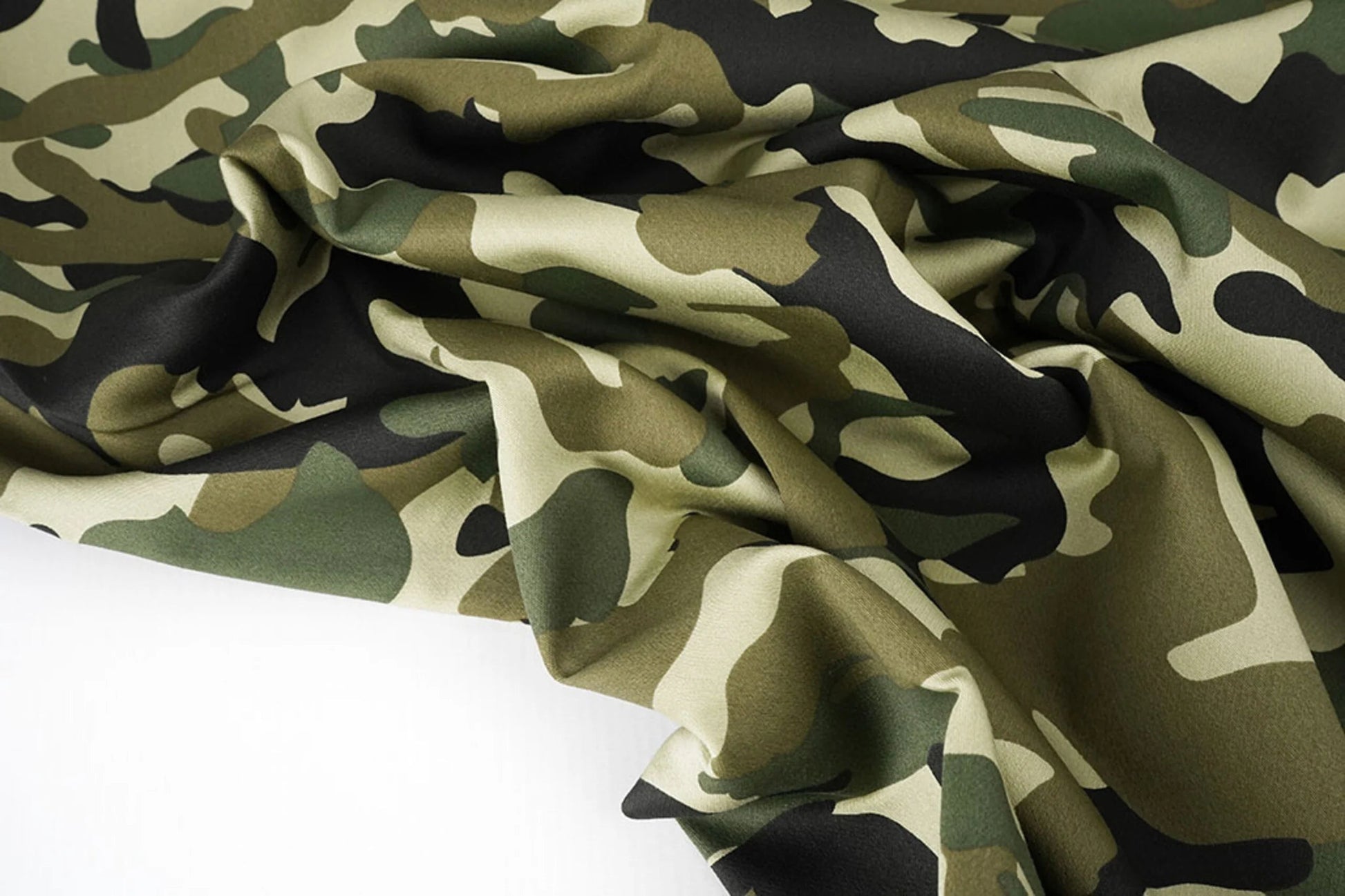 Tissu denim à motif camouflage – Army Green 275 g/m² – disponible chez Šarlotes audumi