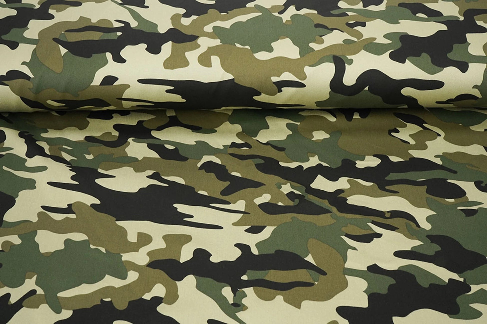 Image d’un tissu en jean à motif camouflage – Army Green 275 g/m² – disponible chez Šarlotes audumi