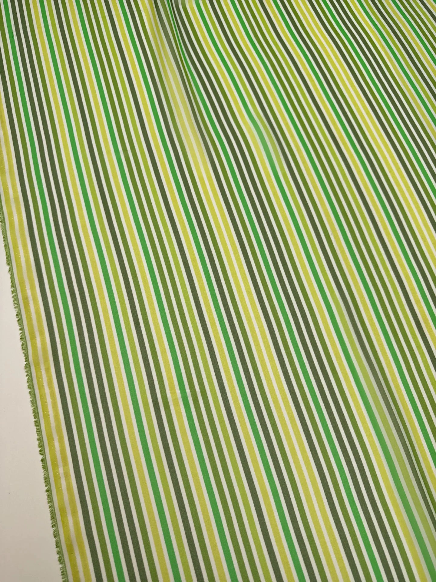Italienischer 100% Seiden-Crêpe-Stoff – Grüne Streifen 55 g/m²