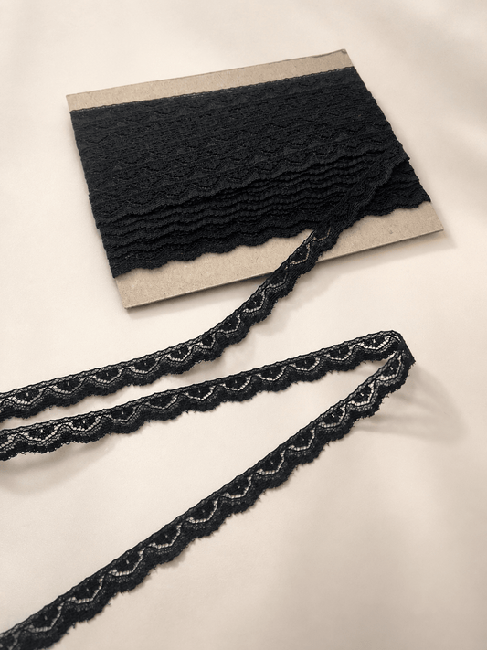 Image avec dentelle élastique 1,1 cm, noir charbon – disponible en ligne chez Tissus de Charlotte