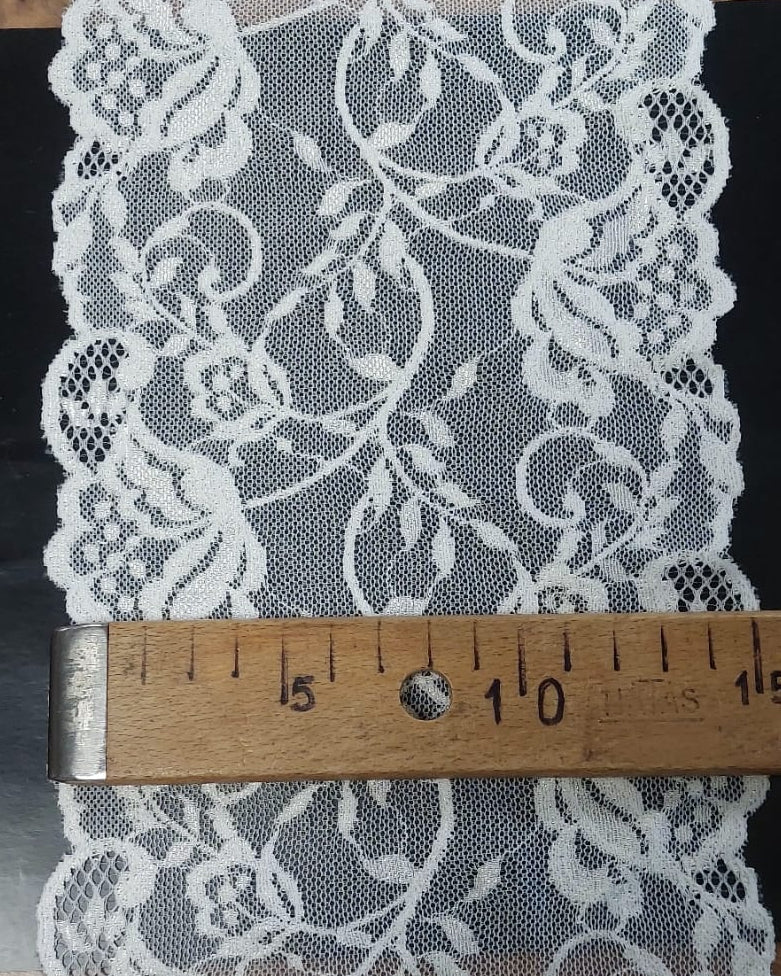 Image of elastic lace 15 cm - white, available online at Charlotte's Fabrics