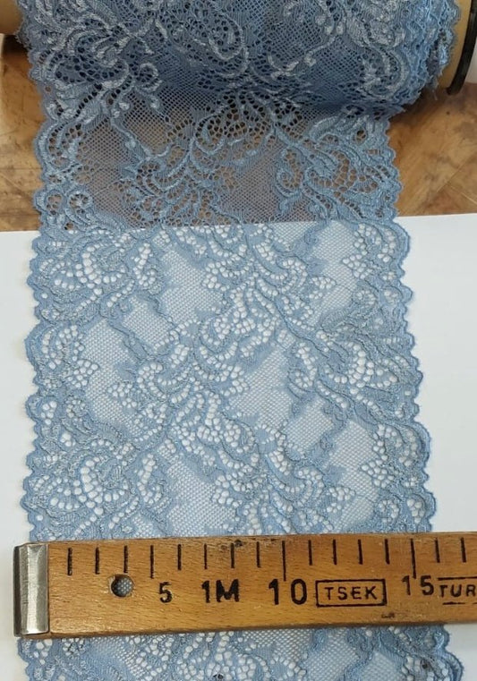 Image d'une dentelle élastique 15 cm - bleu poudré – disponible chez Šarlotes audumi