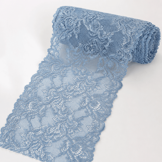 Image de dentelle élastique 15 cm – bleu poussiéreux – disponible chez Šarlotes audumi