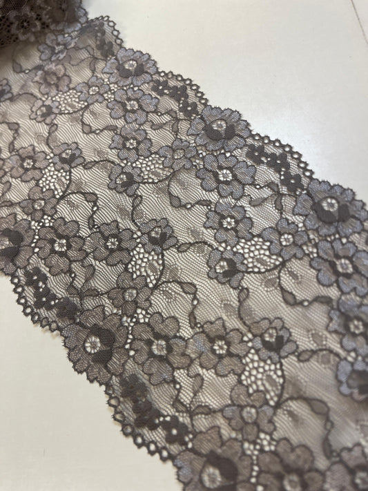 Image de dentelle élastique 15 cm gris chaud – disponible en ligne chez Šarlotes audumi
