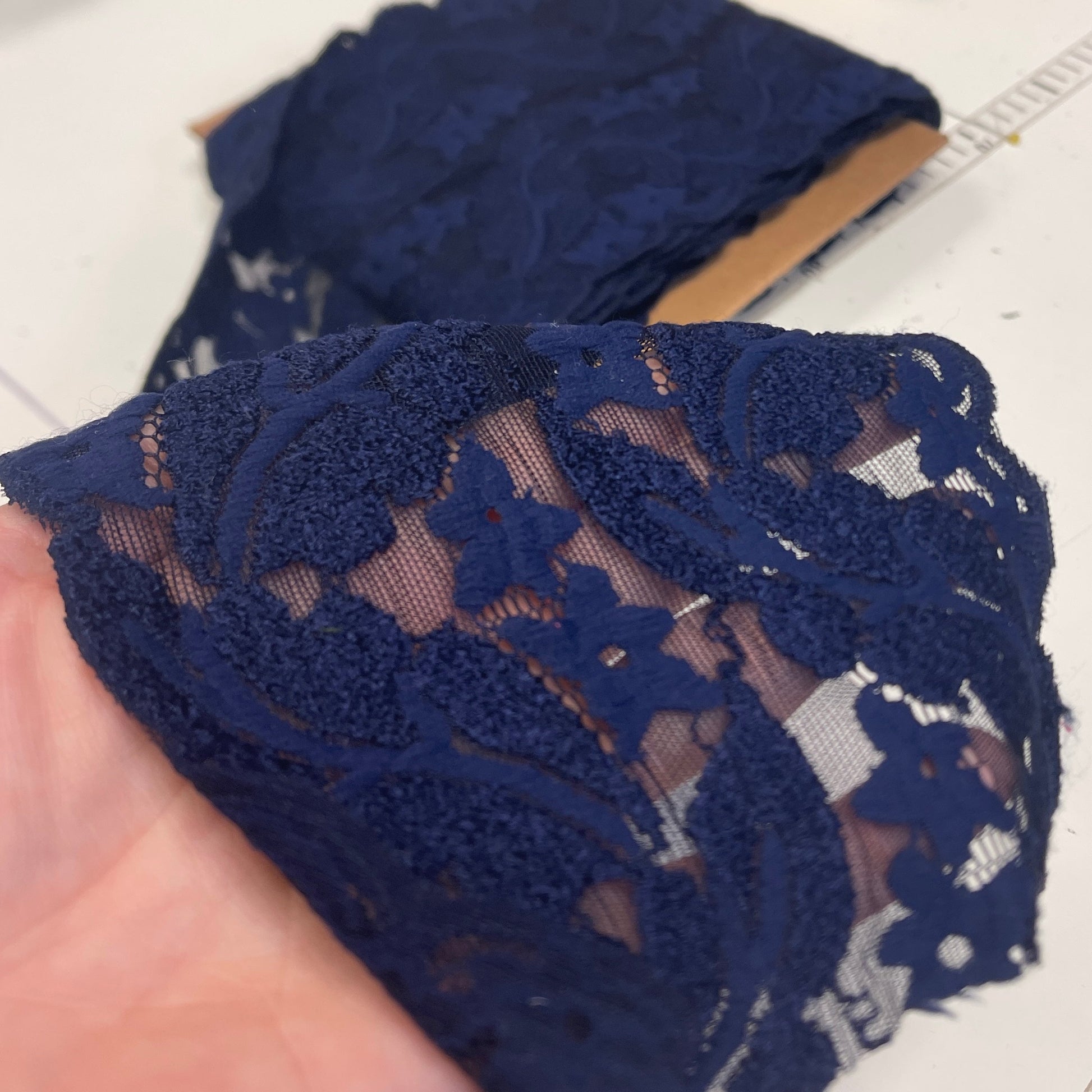 Attēls ar Elastīga mežģīne 15 cm - tumši zila ar samtam līdzīgu tekstūru – pieejams Šarlotes audumi