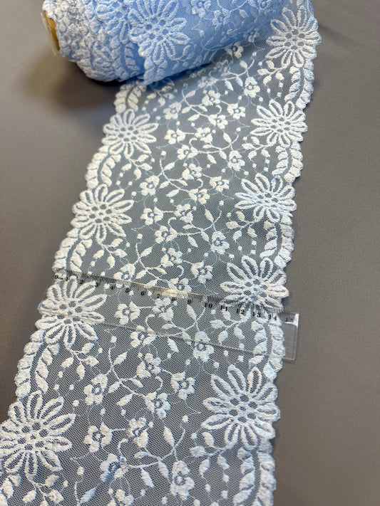 Image avec dentelle élastique 16 cm bleu clair – disponible en ligne chez Šarlotes audumi