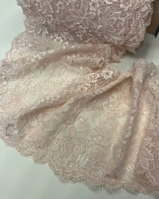 Image avec dentelle élastique 16 cm-rose poudré, disponible en ligne chez Šarlotes audumi