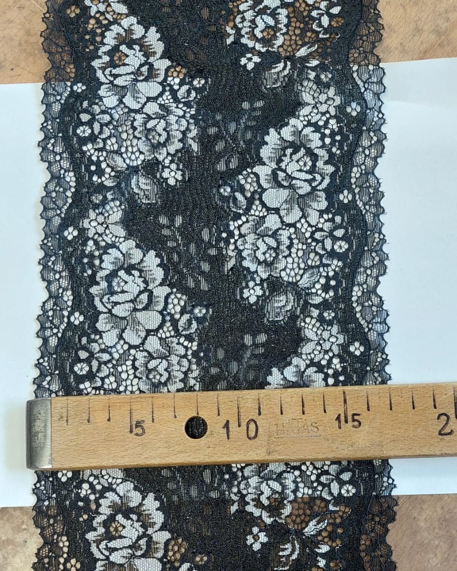 Image of elastic lace 16 cm, black and white – available online at Charlotte’s Fabrics