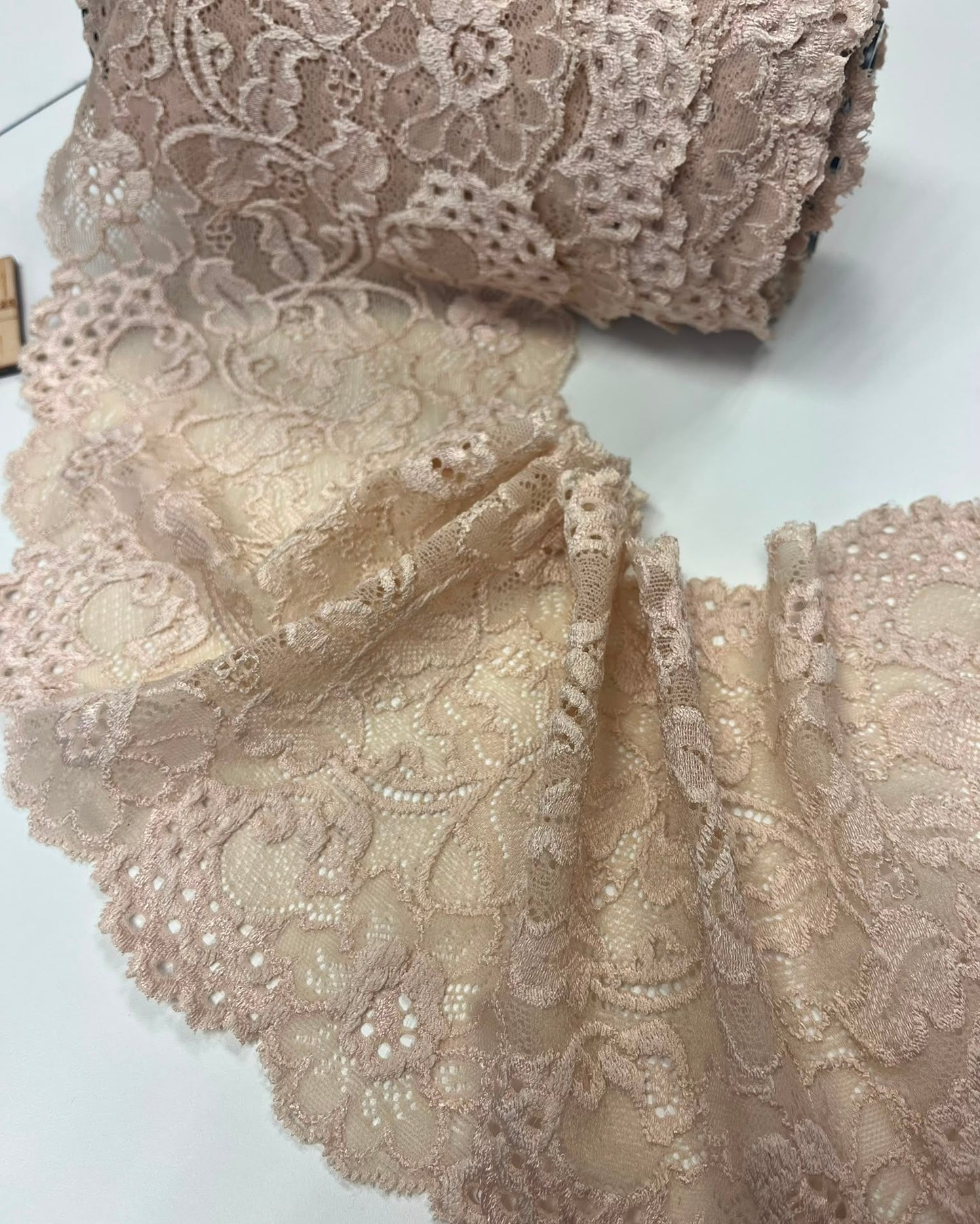 Image de dentelle élastique 16 cm beige chaud – disponible en ligne chez Šarlotes audumi