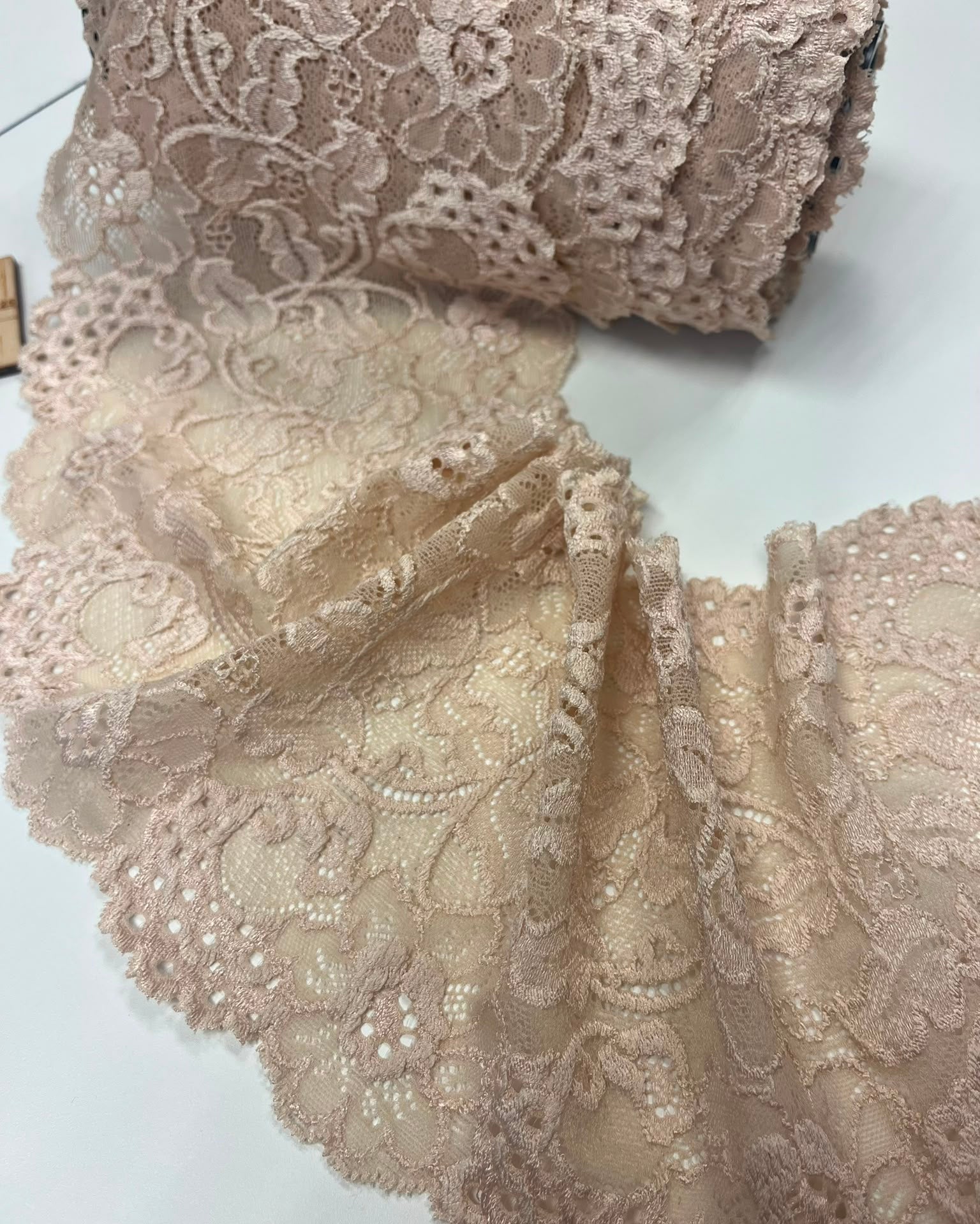 Image de dentelle élastique 16 cm beige chaud – disponible en ligne chez Šarlotes audumi