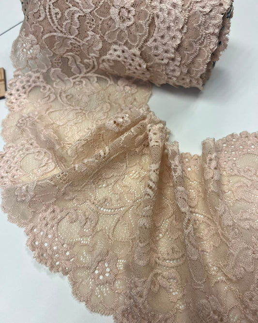 Image de dentelle élastique 16 cm beige chaud – disponible en ligne chez Šarlotes audumi