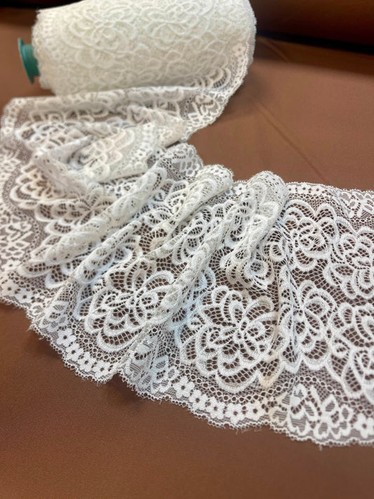 Image de dentelle élastique blanche 17 cm – disponible en ligne chez Šarlotes audumi