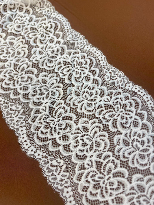 Image de dentelle élastique 17 cm-blanche, disponible en ligne chez Šarlotes audumi