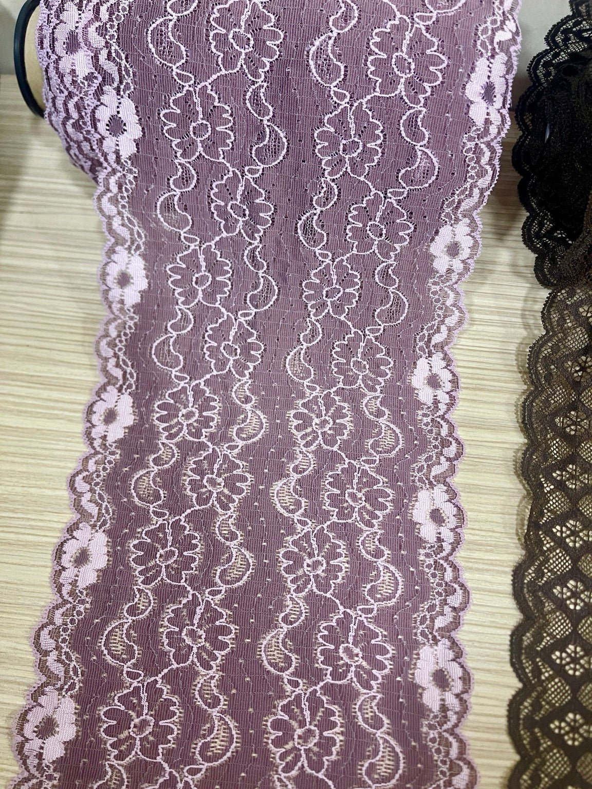 Image avec dentelle élastique 17 cm-lilas – disponible en ligne chez Šarlotes audumi